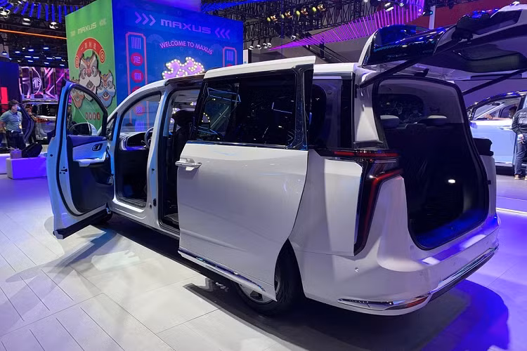 Bên cạnh đó, ta còn thấy sự hiện diện của những chi tiết mạ crôm sáng bóng, bộ la-zăng khí động học và đèn hậu hình cái mác đặc sắc. Ngoài ra, phía sau còn có một cánh gió nhỏ, làm tăng cảm giác tốc độ. Về mặt kích thước, Maxus Mifa 9 chạy điện là một mẫu xe khá lớn với chiều dài 5.270 mm và trục cơ sở 3.200 mm.
