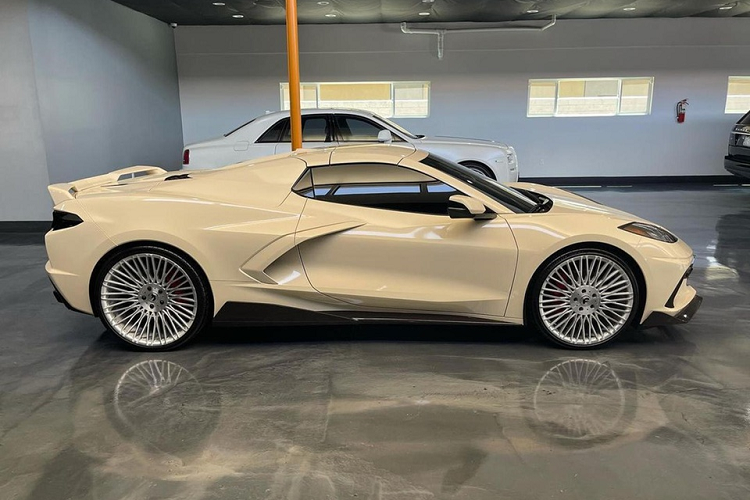 Mẫu xe thể thao này được nâng cấp ngoại hình bởi hãng độ Champion Motoring ở San Diego, California. Chiếc xe Corvette C8 của Jordan Clarkson được sơn lại màu be Gloss Ivory lạ mắt. Ngoài ra, mâm xe đa chấu mới sơn đen cũng tạo điểm nhấn cho ngoại hình.