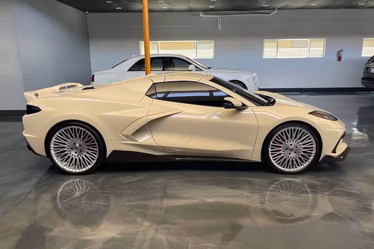 Mẫu xe thể thao này được nâng cấp ngoại hình bởi hãng độ Champion Motoring ở San Diego, California. Chiếc xe Corvette C8 của Jordan Clarkson được sơn lại màu be Gloss Ivory lạ mắt. Ngoài ra, mâm xe đa chấu mới sơn đen cũng tạo điểm nhấn cho ngoại hình.