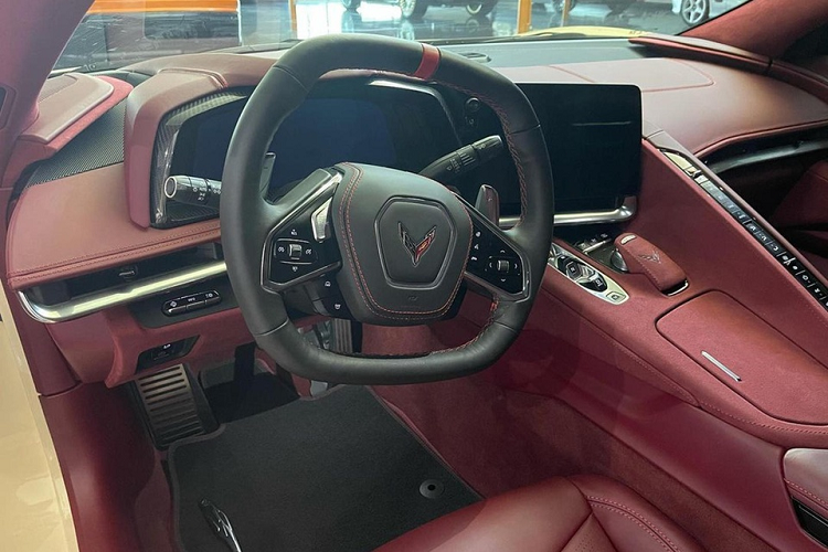 Sức mạnh của Chevrolet Corvette C8 Stingray đến từ động cơ V8 6.2L. Nếu đi kèm với hệ thống ống xả hiệu suất cao, động cơ mới này cho ra công suất 495 mã lực và mô-men xoắn 630 Nm. Đây là sức mạnh lớn nhất từng được trang bị cho một chiếc Corvette bản tiêu chuẩn. Xe được trang bị hộp số ly hợp kép 8 cấp và hệ dẫn động cầu sau.