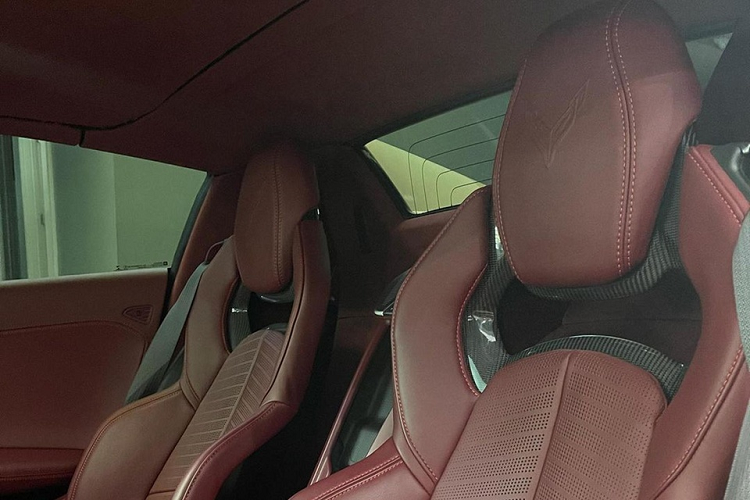 Chiếc Chevrolet Corvette C8 Stingray của Jordan Clarkson có gói nâng cấp ngoại hình 3LT với các chi tiết sợi carbon, nội thất phối màu đỏ Morello. Cabin xe vẫn ở dạng nguyên bản. Ngoài ra, động cơ cũng không có tinh chỉnh gì.