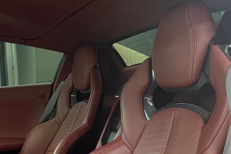 Chiếc Chevrolet Corvette C8 Stingray của Jordan Clarkson có gói nâng cấp ngoại hình 3LT với các chi tiết sợi carbon, nội thất phối màu đỏ Morello. Cabin xe vẫn ở dạng nguyên bản. Ngoài ra, động cơ cũng không có tinh chỉnh gì.