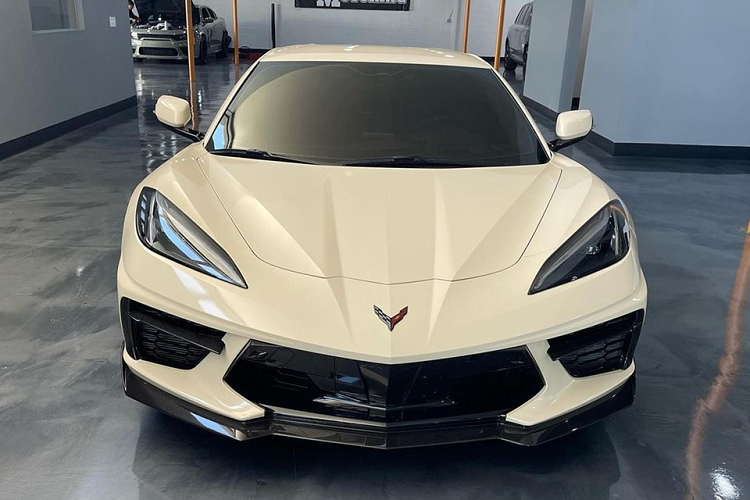 Bản độ Corvette C8 này gây tranh cãi trong cộng đồng chơi xe Mỹ, bởi tone màu tươi sáng trái ngược hoàn toàn với phong cách của chiếc xe. Bộ mâm Forgiato 21 và 22 inch được từ những chiếc Donk hoặc Cadillac đời cũ, không tương xứng với C8, nhưng vẫn được Champion Motoring trang bị. Hãng độ này cũng là nơi thiết kế và sơn lại ngoại hình 2 tone màu độc lạ trên chiếc C8 của nghệ sĩ hip hop Boosie.