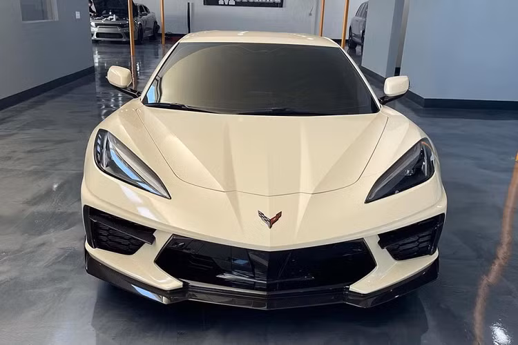 Bản độ Corvette C8 này gây tranh cãi trong cộng đồng chơi xe Mỹ, bởi tone màu tươi sáng trái ngược hoàn toàn với phong cách của chiếc xe. Bộ mâm Forgiato 21 và 22 inch được từ những chiếc Donk hoặc Cadillac đời cũ, không tương xứng với C8, nhưng vẫn được Champion Motoring trang bị. Hãng độ này cũng là nơi thiết kế và sơn lại ngoại hình 2 tone màu độc lạ trên chiếc C8 của nghệ sĩ hip hop Boosie.