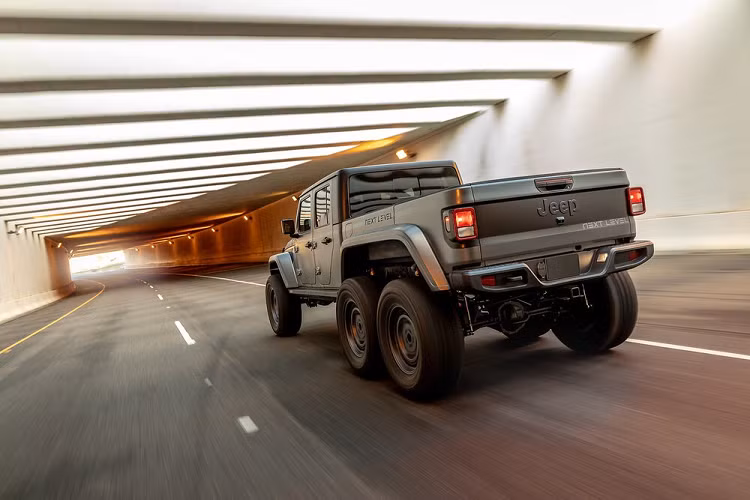 Đi cùng với đó là hộp số tự động 8 cấp, 4 chế độ gài cầu và các chế độ đi địa hình.