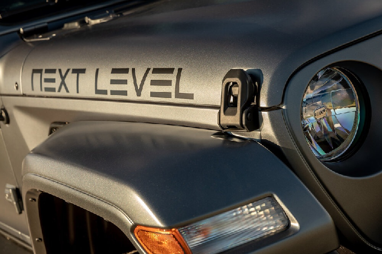 Khách hàng có thể yêu cầu trang bị thêm tời kéo phía trước, đèn LED trợ sáng và nhiều phụ kiện trang trí ngoại thất để cá nhân hóa cho chiếc Jeep Gladiator 6x6.