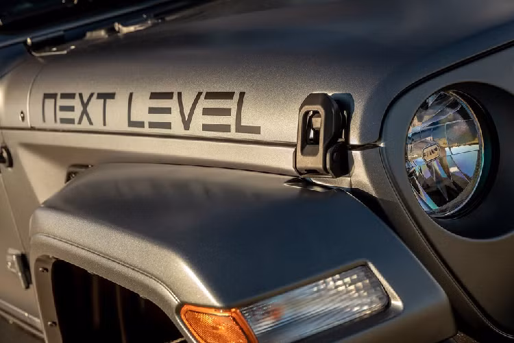 Khách hàng có thể yêu cầu trang bị thêm tời kéo phía trước, đèn LED trợ sáng và nhiều phụ kiện trang trí ngoại thất để cá nhân hóa cho chiếc Jeep Gladiator 6x6.