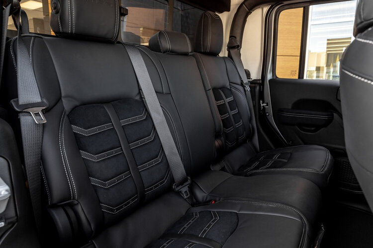 Ngoài ra, ghế ngồi được bọc thêm phần da trang trí với các đường chỉ khâu màu trắng tạo sự tương phản cho cabin.