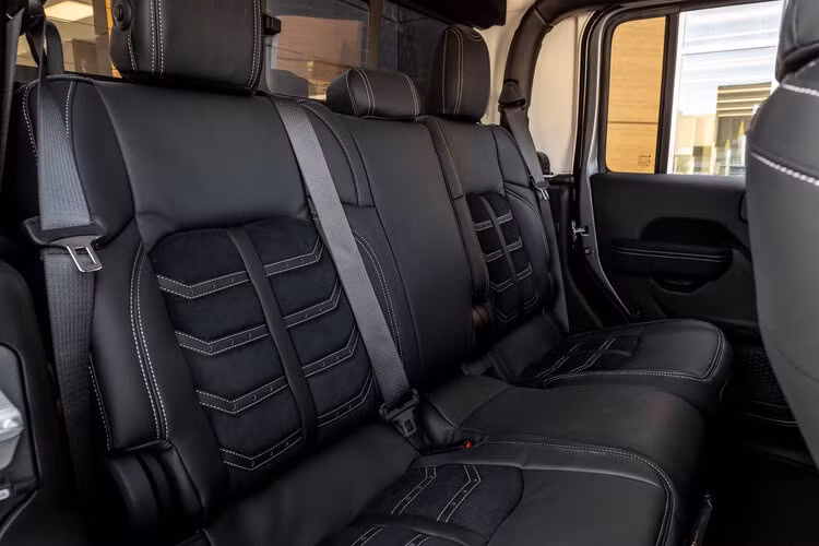 Ngoài ra, ghế ngồi được bọc thêm phần da trang trí với các đường chỉ khâu màu trắng tạo sự tương phản cho cabin.