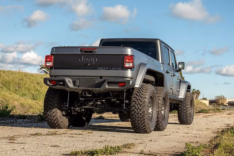 Bản độ này được thực hiện bởi đơn vị Next Level có trụ sở tại California. Điểm đáng chú ý là phiên bản Gladiator 6x6 này được phân phối qua các đại lý ủy quyền của Jeep. Mức giá xe Jeep Gladiator 6x6 khởi điểm là 132.000 USD (khoảng hơn 3 tỷ đồng), cao hơn giá đề xuất của Jeep Gladiator bản tiêu chuẩn khoảng 100.000 USD.