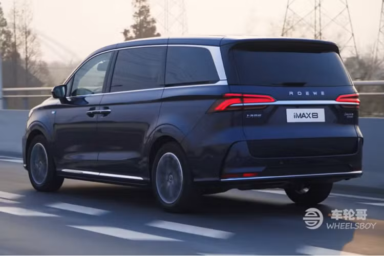 Roewe iMax8 nằm trong phân khúc MPV cỡ lớn, mang một thiết kế ngoại thất khá bắt mắt, nhưng vẫn có phần "bảo thủ" so với một số đối thủ khác