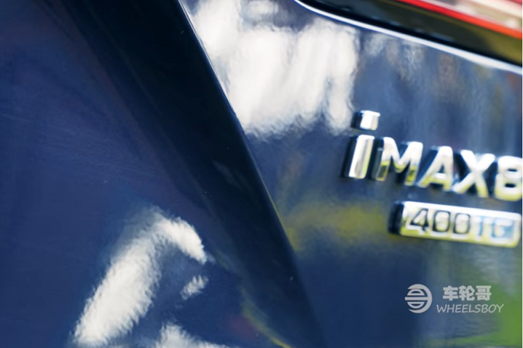 Đặc biệt hơn nữa, cụm điều khiển này còn ẩn chứa một bộ ấm trà cho 2 người. Nếu bạn không phải là một người thích thưởng thức trà, nhà sản xuất Roewe cho biết rằng bạn có thể lựa chọn một bộ ấm cà phê.