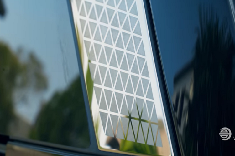 Chưa hết, khoang chứa phía trước đóng vai trò một tủ lạnh giữ đồ uống mát, phòng trường hợp bạn bị bỏng miệng vì uống đồ nóng.