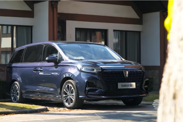 Một tính năng cực độc bên trong Roewe iMax8 sang chảnh chính là cụm điều khiển trung tâm có thể di chuyển và chứa một bộ ấm trà bên trong