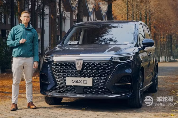 Trong thời gian gần đây, những phương tiện MPV ở Trung Quốc đã ngày càng trở nên sang trọng để cung cấp tới người dùng một trải nghiệm tổng thể tuyệt vời hơn, tiện nghi hơn. Một ví dụ tiêu biểu cho chuyện này chính là mẫu xe Roewe iMax8 2021 mới chính thức được bán vào cuối năm ngoái. Dưới đây là một video khám phá chi tiết chiếc MPV sang trọng này đến từ kênh YouTube “Wheelsboy”.
