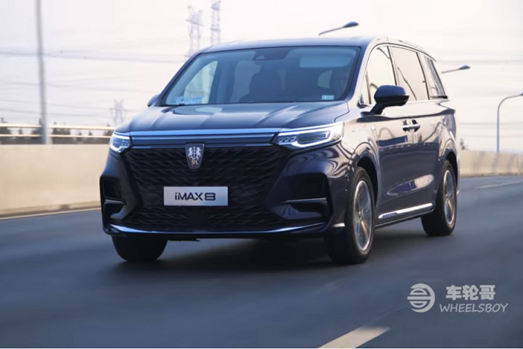 Ngoài việc dùng thử những tính năng hấp dẫn kể trên, “Wheelsboy” cũng nói rằng các mẫu MPV cỡ nhỏ đang ngày một chết dần ở Trung Quốc. Cân nhắc những gì được thấy ở đây, ta thấy việc đó không sai khi MPV cỡ lớn đang ngày càng xịn và lại còn có giá phải chăng như chiếc Roewe iMax8 này.