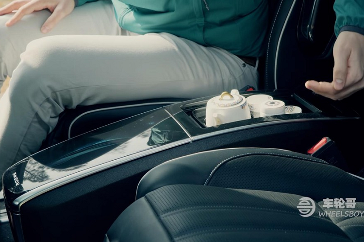 Nhằm mang tới trải nghiệm tốt nhất có thể cho hành khách bên trong, nội thất của xe có thiết kế ngăn nắp, sang trọng, với một hệ thống thông tin giải trí hiện đại ở phía trước cùng một hệ thống lọc khí có thể bảo vệ người ngồi khỏi vi khuẩn và các sự xâm nhập khác – một tính năng vô cùng hữu ích ở thời điểm hiện tại. Tuy nhiên, tính năng thú vị nhất phải nói đến cụm điều khiển trung tâm có thể dịch chuyển từ trước ra sau và ngược lại.