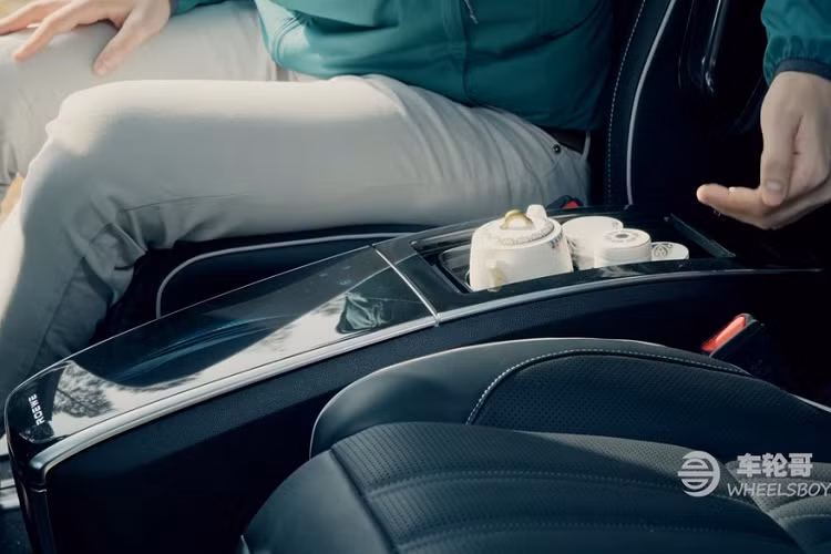 Nhằm mang tới trải nghiệm tốt nhất có thể cho hành khách bên trong, nội thất của xe có thiết kế ngăn nắp, sang trọng, với một hệ thống thông tin giải trí hiện đại ở phía trước cùng một hệ thống lọc khí có thể bảo vệ người ngồi khỏi vi khuẩn và các sự xâm nhập khác – một tính năng vô cùng hữu ích ở thời điểm hiện tại. Tuy nhiên, tính năng thú vị nhất phải nói đến cụm điều khiển trung tâm có thể dịch chuyển từ trước ra sau và ngược lại.