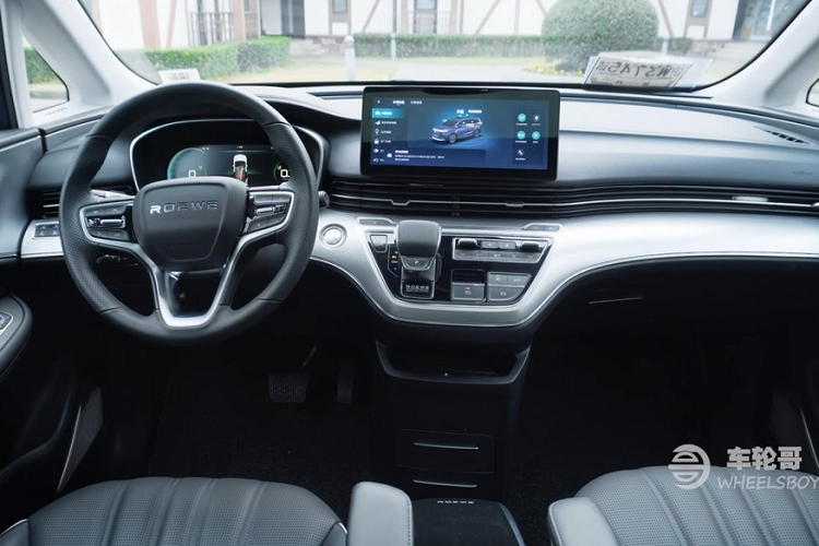 MPV hạng sang Roewe iMax8 dễ dàng tạo ấn tượng với người nhìn bằng một lưới tản nhiệt to lớn, họa tiết bắt mắt ở phía trước. Trong khi đó, hai cụm đèn pha có thiết kế khá gọn gàng và kết nối với nhau bằng một thanh đèn LED mỏng ở giữa. Với giá khởi điểm khoảng 27.000 USD, mẫu xe này được coi là có “giá mềm” trong phân khúc MPV cỡ lớn ở Trung Quốc, nhưng không vì thế mà nó thiếu đi phong cách và những tính năng thú vị.