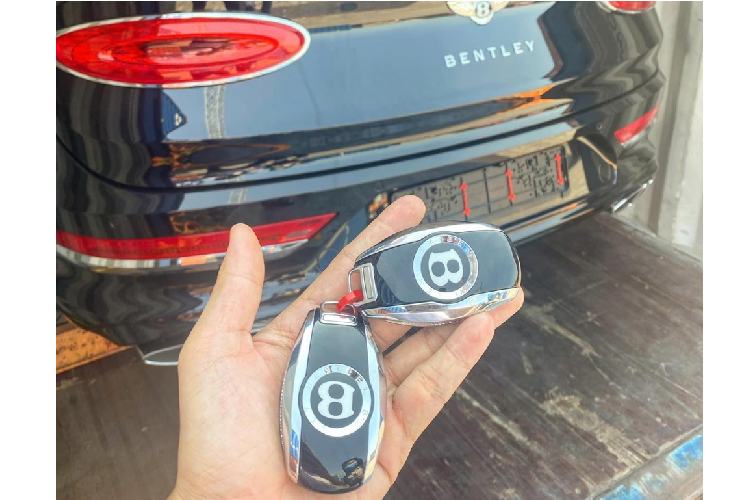 Bước vào bên trong khoang lái, Bentley Bentayga 2021 gây ấn tượng với bảng điều khiển trung tâm có màn hình giải trính 10.9 inch, vô lăng xe có thiết kế mới thừa hưởng từ mẫu Continental GT và Flying Spur, các chi tiết ốp cửa ấn tượng hơn và ghế ngồi hoàn toàn mới. Bên cạnh đó hàng ghế sau còn có thêm tùy chọn thông gió ở bản trang bị 5 chỗ. Sau khi nâng cấp, hàng ghế sau của Bentayga 2021 có khoảng để chân tăng thêm 100 mm tùy vào thiết lập số chỗ ngồi.