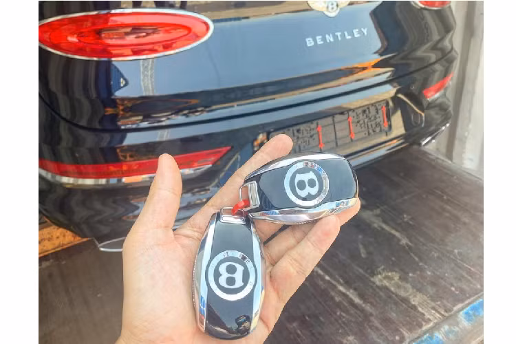 Bước vào bên trong khoang lái, Bentley Bentayga 2021 gây ấn tượng với bảng điều khiển trung tâm có màn hình giải trính 10.9 inch, vô lăng xe có thiết kế mới thừa hưởng từ mẫu Continental GT và Flying Spur, các chi tiết ốp cửa ấn tượng hơn và ghế ngồi hoàn toàn mới. Bên cạnh đó hàng ghế sau còn có thêm tùy chọn thông gió ở bản trang bị 5 chỗ. Sau khi nâng cấp, hàng ghế sau của Bentayga 2021 có khoảng để chân tăng thêm 100 mm tùy vào thiết lập số chỗ ngồi.