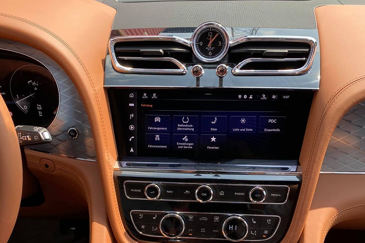 Bentley Bentayga V8 2021 mới về nước không chỉ sở hữu ngoại thất sơn màu đen mà còn có lưới tản nhiệt thiết kế lại được mạ crôm sáng bóng. Ngoài ra, xe còn được "gọt giũa" lại thiết kế đèn pha và đèn hậu của xe để tạo sự khác biệt so với Bentley Bentayga đời cũ. Cách để phân biệt Bentley Bentayga bản V8 và W12 chính là ống xả kép cũng được sửa đổi thiết kế trên Bentley Bentayga V8 2021.