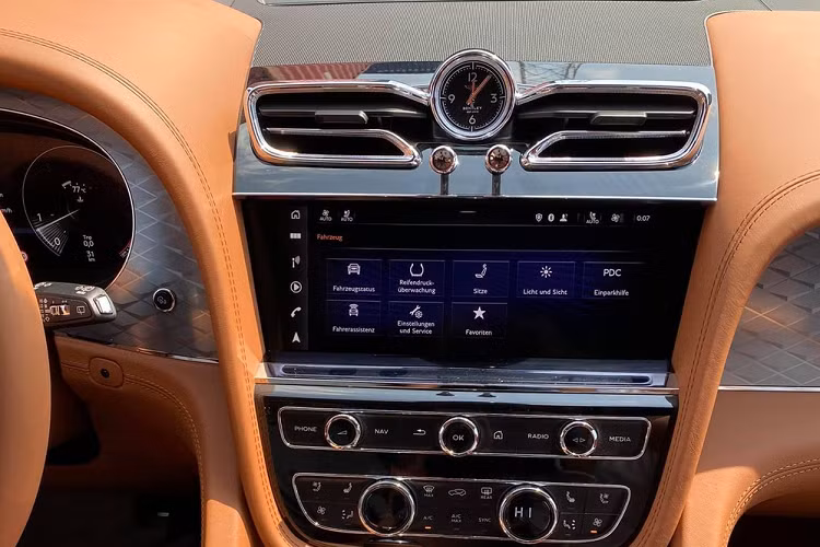 Bentley Bentayga V8 2021 mới về nước không chỉ sở hữu ngoại thất sơn màu đen mà còn có lưới tản nhiệt thiết kế lại được mạ crôm sáng bóng. Ngoài ra, xe còn được "gọt giũa" lại thiết kế đèn pha và đèn hậu của xe để tạo sự khác biệt so với Bentley Bentayga đời cũ. Cách để phân biệt Bentley Bentayga bản V8 và W12 chính là ống xả kép cũng được sửa đổi thiết kế trên Bentley Bentayga V8 2021.