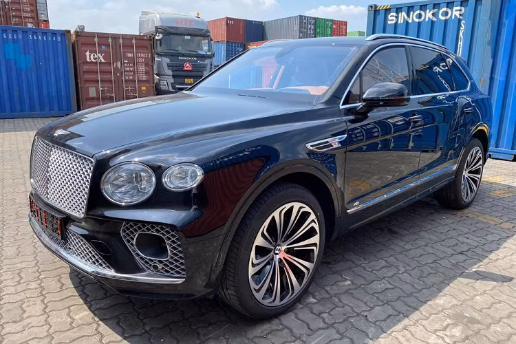 Ngoài ra, phiên bản 2021 của Bentayga được nâng cấp rõ rệt về mặt chất liệu khi trang bị các chi tiết điểm nhấn bằng nhôm và gỗ óc chó. Bentley Bentayga 2021 đầu tiên về nước trong năm Tân Sửu được trang bị động cơ xăng V8, tăng áp kép, dung tích 4.0 lít, chỉ sản sinh ra công suất tối đa 542 mã lực và mô-men xoắn cực đại 770 Nm. "Trái tim" này giúp mẫu SUV siêu sang Bentley Bentayga V8 có thời gian tăng tốc từ vị trí xuất phát lên 100 km/h chỉ trong thời gian 4,5 giây trước khi đạt vận tốc tối đa 289 km/h.