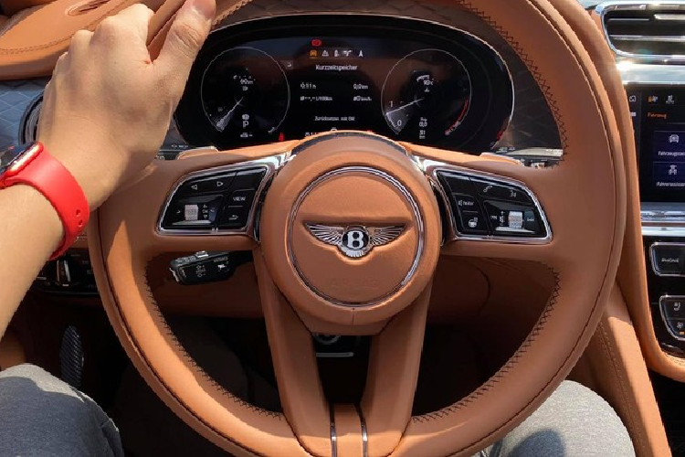 Hiện chưa rõ giá xe Bentley Bentayga 2021 đầu tiên về Việt Nam trong này có giá bán bao nhiêu, chỉ biết rằng, giá xe Bentley Bentayga V8 trước đó ở trong nước có giá tính lệ phí trước bạ từ 12,09 tỷ đồng cho bản 5 chỗ, Bentley Bentayga V8 bản 4 chỗ và cuối cùng là bản 7 chỗ có giá tương ứng là 15,8 tỷ đồng và 16,1 tỷ đồng.