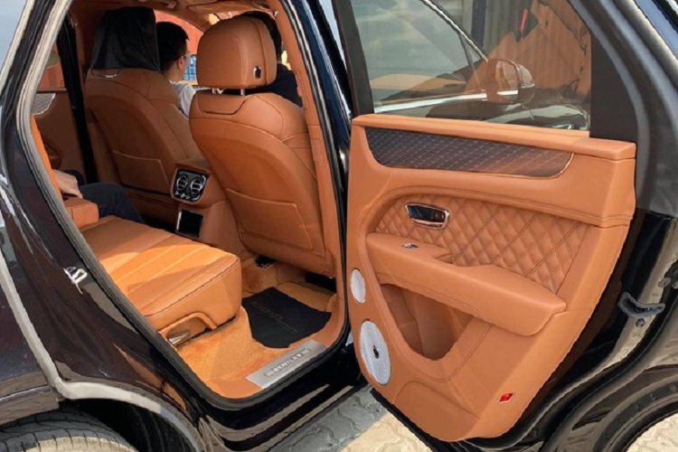 Chính nước đi này đã giúp Bentley chinh phục nhiều thị trường "khó tính" khi có thuế xe đắt đỏ như Việt Nam, bằng chứng là chỉ gần 3 tháng trôi qua, đã có đến 4 chiếc SUV siêu sang Bentley Bentayga V8 bản 2021 được mang về nước. Trong đó, chiếc Bentley Bentayga V8 đầu tiên về Việt Nam năm 2021 được một doanh nghiệp tư nhân nhập khẩu và đăng ảnh khui công vào sáng ngày 11/1/2021.