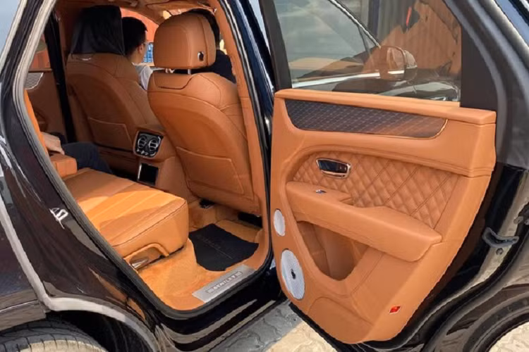 Chính nước đi này đã giúp Bentley chinh phục nhiều thị trường "khó tính" khi có thuế xe đắt đỏ như Việt Nam, bằng chứng là chỉ gần 3 tháng trôi qua, đã có đến 4 chiếc SUV siêu sang Bentley Bentayga V8 bản 2021 được mang về nước. Trong đó, chiếc Bentley Bentayga V8 đầu tiên về Việt Nam năm 2021 được một doanh nghiệp tư nhân nhập khẩu và đăng ảnh khui công vào sáng ngày 11/1/2021.