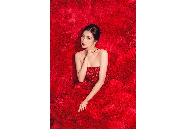 Nhan sắc Á hậu Tú Anh ngày càng hoàn thiện và đằm thắm hơn.