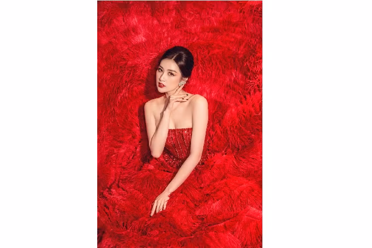 Nhan sắc Á hậu Tú Anh ngày càng hoàn thiện và đằm thắm hơn.