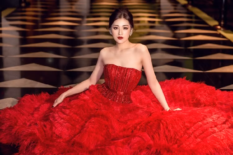 Trong sự kiện mới đây, Tú Anh khoe vóc dáng gợi cảm, thanh mảnh với trang phục của nhà thiết kế Lê Thanh Hòa.