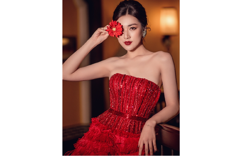 Người đẹp nhận được vô số lời khen về nhan sắc rực rỡ và vô cùng nổi bật.