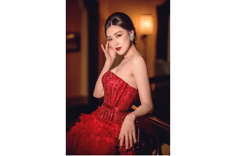 Sau khi quyết định lập gia đình, Á Hậu tạm xa showbiz một thời gian để yên bề gia thất. Khi con trai đã cứng cáp và tròn một tuổi, Tú Anh quay lại với nhịp độ công việc và tham gia nhiều sự kiện, hoạt động trong làng giải trí.