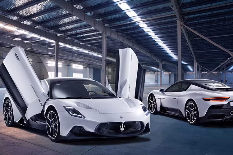 Trái tim trên Maserati MC20 sẽ đồng hành cùng hộp số tự động ly hợp kép 8 cấp cùng hệ dẫn động cầu sau, nhờ đó, siêu xe thương mại đầu tiên của hãng xe Maserati có thể tăng tốc từ vị trí xuất phát lên 100 km/h trong thời gian dưới 2,9 giây trước khi đạt vận tốc tối đa 325 km/h. Mức giá xe Maserati MC20 về Việt Nam không được tiết lộ, chỉ biết rằng, tại 1 số thị trường Đông Nam Á như Malaysia, Singapore hay Thái Lan, siêu xe Maserati MC20 có giá chính hãng từ 15 đến 17 tỷ đồng.