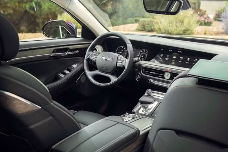 Hiện Genesis chưa công bố hình ảnh nội thất bên trong G90 thế hệ mới. Chỉ biết rằng, xe sẽ có phiên bản kéo dài với chiều dài cơ sở nhỉnh hơn 190 mm so với bản tiêu chuẩn, mang đến hàng ghế sau rộng rãi hơn. Đặc điểm nhận dạng của Genesis G90 2022 phiên bản trục cơ sở dài chính là cột B mạ crôm, cột C dày hơn và bộ vành hợp kim 20 inch với thiết kế lạ mắt.