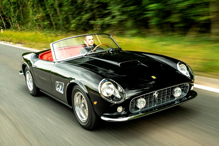 Mỗi chiếc xe mới sẽ mất hơn 1.500 giờ lao động để chế tạo bằng các bộ phận sản xuất nội bộ. Thân vỏ bằng nhôm tuyệt đẹp được chế tạo thủ công hoàn toàn, trong khi nội thất có thể được hoàn thiện bằng nhiều loại chất liệu da. Vô lăng gỗ kiểu cổ điển cũng có thể được gắn còi phù hợp thời phong cách. Các tấm ốp ngưỡng cửa được tăng cường mang lại cho California Spyder Revival "độ cứng cáp cao hơn so với nguyên bản."