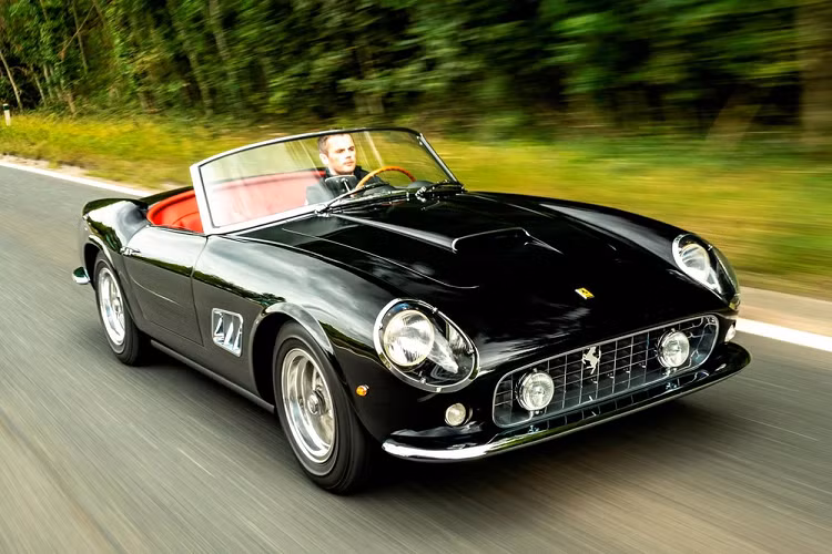 Mỗi chiếc xe mới sẽ mất hơn 1.500 giờ lao động để chế tạo bằng các bộ phận sản xuất nội bộ. Thân vỏ bằng nhôm tuyệt đẹp được chế tạo thủ công hoàn toàn, trong khi nội thất có thể được hoàn thiện bằng nhiều loại chất liệu da. Vô lăng gỗ kiểu cổ điển cũng có thể được gắn còi phù hợp thời phong cách. Các tấm ốp ngưỡng cửa được tăng cường mang lại cho California Spyder Revival "độ cứng cáp cao hơn so với nguyên bản."