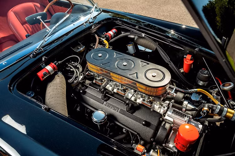 May mắn, công ty GTO Engineering đang làm cho mẫu xe thể thao mui trần kinh điển này trở nên phổ biến hơn, đặc biệt là với những người không có sẵn hàng chục triệu USD dư thừa trong tài khoản ngân hàng. Chúng ta hãy cùng gặp gỡ California Spyder Revival, một phiên bản hiện đại của siêu xe Ferrari 250 GT SWB California Spyder 1960.