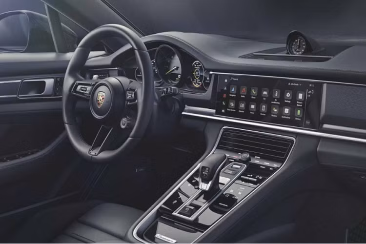 Trang bị cửa hít cũng có sẵn trên Porsche Panamera Platinum dưới dạng tiêu chuẩn. Trên phiên bản này, các ốp bậc cửa đều được khắc dòng chữ “PLATINUM EDITION” cùng huy hiệu Porsche in nổi trên tựa đầu. 