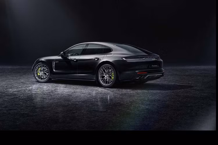 Cấp độ trang trí Platinum mới sẽ có sẵn trên phiên bản tiêu chuẩn Panamera, Panamera 4 và Panamera 4 E-Hybrid - ba phiên bản có giá cả phải chăng nhất trong dòng sản phẩm. Cụ thể, Porsche Panamera Platinum 2021 mới được trang bị bộ mâm 21 inch Exclusive Design Sport hoàn thiện trong lớp sơn Satin Platinum tuyệt đẹp. Như trước đây, chỉ riêng việc lựa chọn bộ mâm này đã tiêu tốn của khách hàng đến 5.500 USD (khoảng 125 triệu đồng).