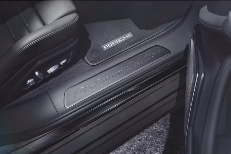 Hệ truyền động của cả ba phiên bản Panamera Platinum đều không có gì thay đổi, trong khi Porsche bổ sung thêm hệ thống treo khí nén với bộ giảm chấn thích ứng (trang bị tùy chọn trị giá 2.190 USD (khoảng 50 triệu đồng), trước đó tính năng giám sát điểm mù và hệ thống lái trợ lực Power Driving Plus cho khả năng cơ động ở tốc độ thấp.