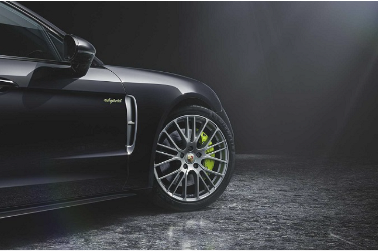 Trong khi đó, tùy chọn các màu sơn ngoại thất miễn phí đã được tăng từ 2 màu lên 13 màu. Ngoài ra, hệ thống đèn pha Matrix LED với công nghệ chiếu sáng thích ứng Porsche Dynamic Light giờ đây sẽ có mặt dưới dạng tiêu chuẩn (trước đây khách hàng phải chi 1.980 USD (khoảng 45 triệu đồng cho trang bị này).