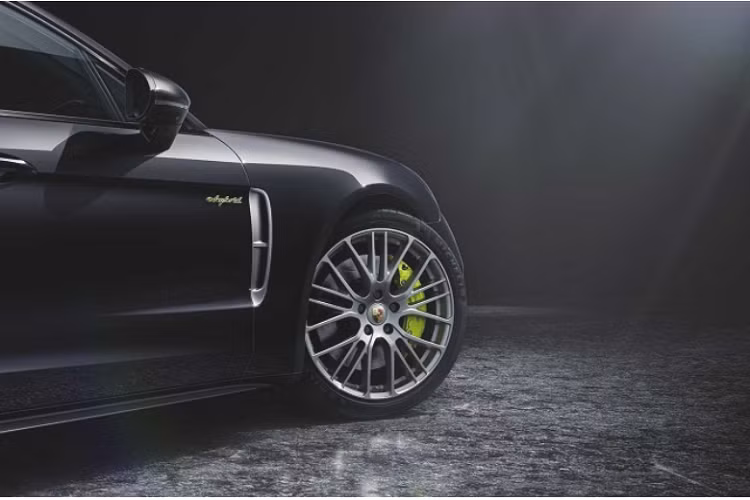 Trong khi đó, tùy chọn các màu sơn ngoại thất miễn phí đã được tăng từ 2 màu lên 13 màu. Ngoài ra, hệ thống đèn pha Matrix LED với công nghệ chiếu sáng thích ứng Porsche Dynamic Light giờ đây sẽ có mặt dưới dạng tiêu chuẩn (trước đây khách hàng phải chi 1.980 USD (khoảng 45 triệu đồng cho trang bị này).