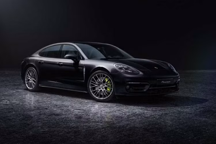 Liệu có tương lai nào cho Porsche Panamera hạng sang trong khi doanh số của mẫu xe này liên tục sụt giảm trong nhiều tháng vừa qua? Trong khi đó, khách hàng lại đang có xu hướng dành nhiều sự ưu ái hơn cho Porsche Taycan, mẫu xe chạy điện có kiểu dáng cùng thiết kế tương tự như Panamera. Như một biện pháp để mang đến giá trị mới cho chiếc sedan coupe hạng sang của mình, Porsche vừa cho ra mắt Panamera Platinum Edition hoàn toàn mới.