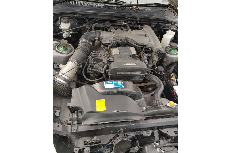 Người bán không hề đề cập tới nguồn cấp của bộ thân vỏ xe siêu sang Bentley nhái từ Toyota Supra MkIV này và ai là người chịu trách nhiệm độ xe, nhưng một điểm tích cực là đồng hồ công tơ mét của xe chỉ có hơn 127.000 km mà thôi.