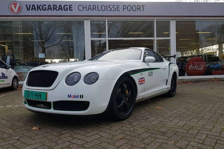 Mang tên mã A80, thế hệ thứ 4 của Toyota Supra là một mẫu xe khá hiếm và được khao khát bất kể tình trạng ra sao. Do vậy, những người đam mê mẫu xe Nhật Bản thuần chất chắc sẽ cảm thấy tức giận trước chiếc xe Toyota Supra 1993 nhái Bentley này.