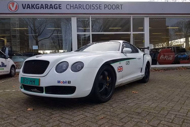 Mang tên mã A80, thế hệ thứ 4 của Toyota Supra là một mẫu xe khá hiếm và được khao khát bất kể tình trạng ra sao. Do vậy, những người đam mê mẫu xe Nhật Bản thuần chất chắc sẽ cảm thấy tức giận trước chiếc xe Toyota Supra 1993 nhái Bentley này.